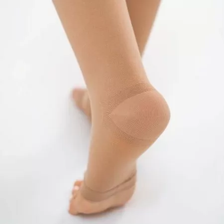 Чулки компрессионные Evolution ТК.930 унисекс 1 класс компрессии с открытым носком и гладкой резинкой на широкое бедро цвет бежевый