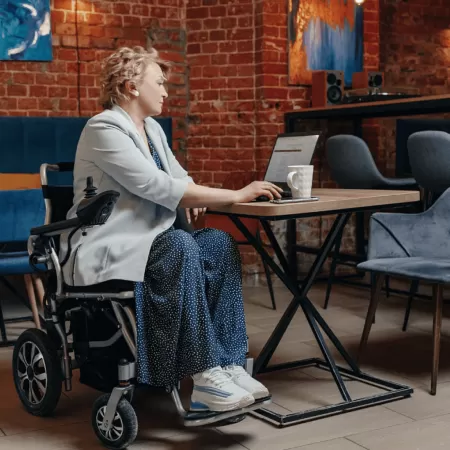 Кресло-коляска с электроприводом "Ortonica" Pulse-620 пневматические колеса, ширина сиденья 18"(45см) PP