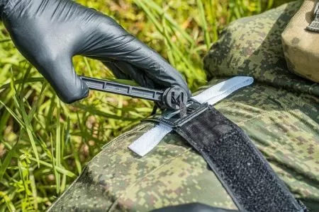 Жгут-турникет крoвooстaнaвливaющий МЕДПЛАНТ ЖК-01 с лентой для фиксации времени, вид сложения 2, артикул 1747