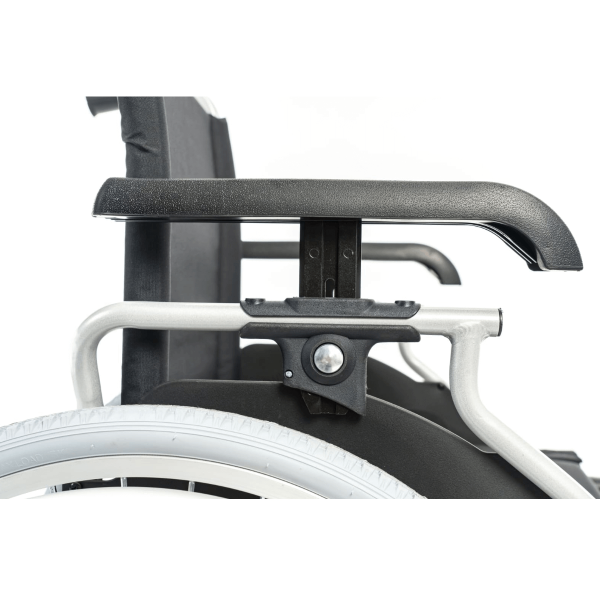 Кресло-коляска МЕТ STABLE, артикул 20460, с регулировкой высоты подлокотников, ширина сиденья 43 см, колеса пневматические